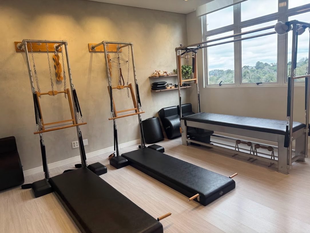 Sala de Pilates do Instituto Andressa Buiar com aparelhos e vista para o Mossunguê